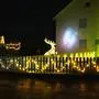 Bavaria, Germany - December 23, 2024: Christmas decorated house with fairy lights, reindeer figure and illuminated garden at night at Christmas *** Weihnachtlich dekoriertes Haus mit Lichterketten, Rentierfigur und beleuchtetem Garten bei Nacht an Weihnachten