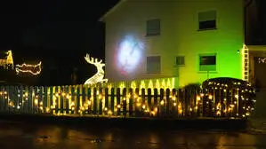 Lichterketten, leuchtende Figuren und ein Projektor für die Hausmauer: Wenn es die Nachbarn stört, könnten sie rechtliche Schritte einleiten. Allerdings unabhängig von der Jahreszeit (Symbolfoto)
