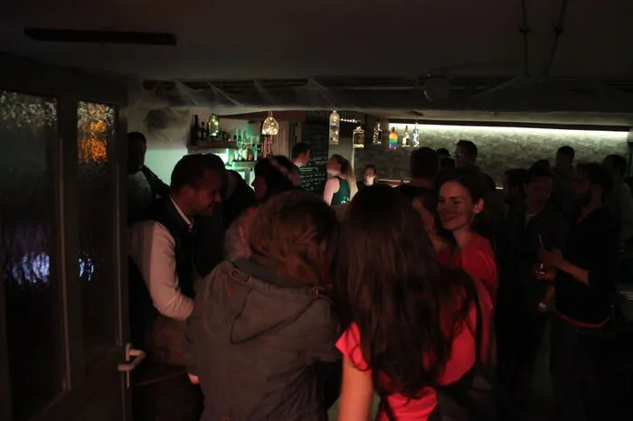 Auf die neue Exklusivbar sind die Mitglieder der Freiwilligen Feuerwehr besonders stolz. Im renovierten Kellergewölbe werden Drinks aus aller Welt zu Musik aus den 80ern und 90ern angeboten.
