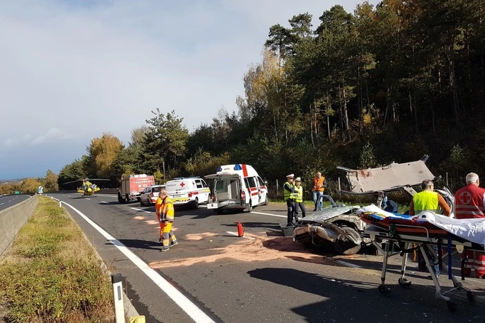 ... dass die Feuerwehr die eingeklemmte Person mittels hydraulischen Rettungsgerätes befreien musste.