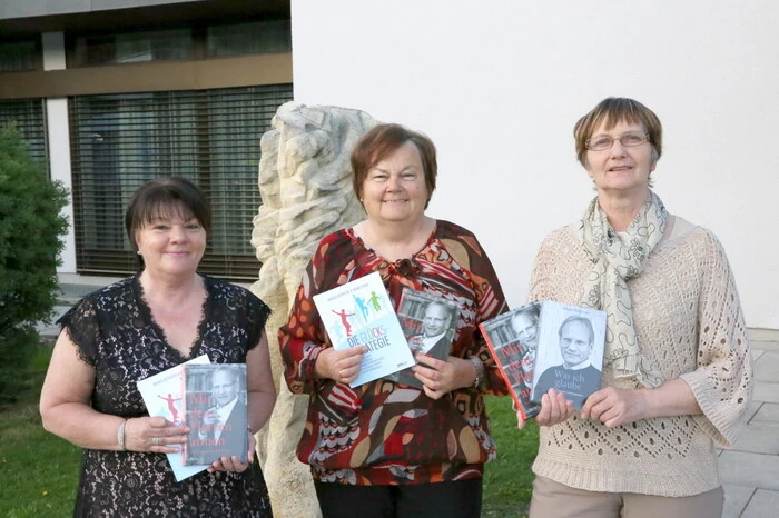 Möglich gemacht hatte, den bekannten Psychotherapeuten ins Glantal zu bekommen, die „Frauenrunde des Seelsorgezentrums Liebenfels“ unter Obfrau Gerti Kopeinig (Mitte). 