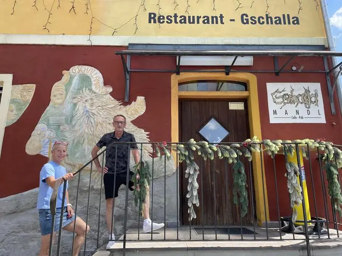 Einst ein legendäres Pub, heute noch als Bild verewigt: das schon etwas verblasste „Gschalla-Mandl“ auf der Wand hinter dem Gastro-Ehepaar
