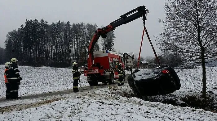 St. Ulrich am Waasen: Die Feuerwehr musste das Unfallfahrzeug mit einem Kran aus dem Bachbett bergen