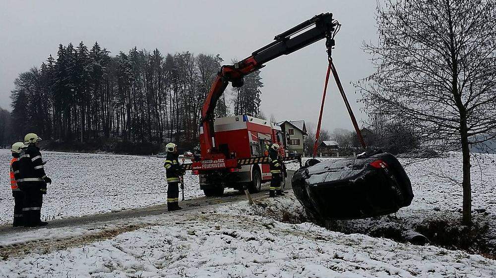 St. Ulrich am Waasen: Die Feuerwehr musste das Unfallfahrzeug mit einem Kran aus dem Bachbett bergen