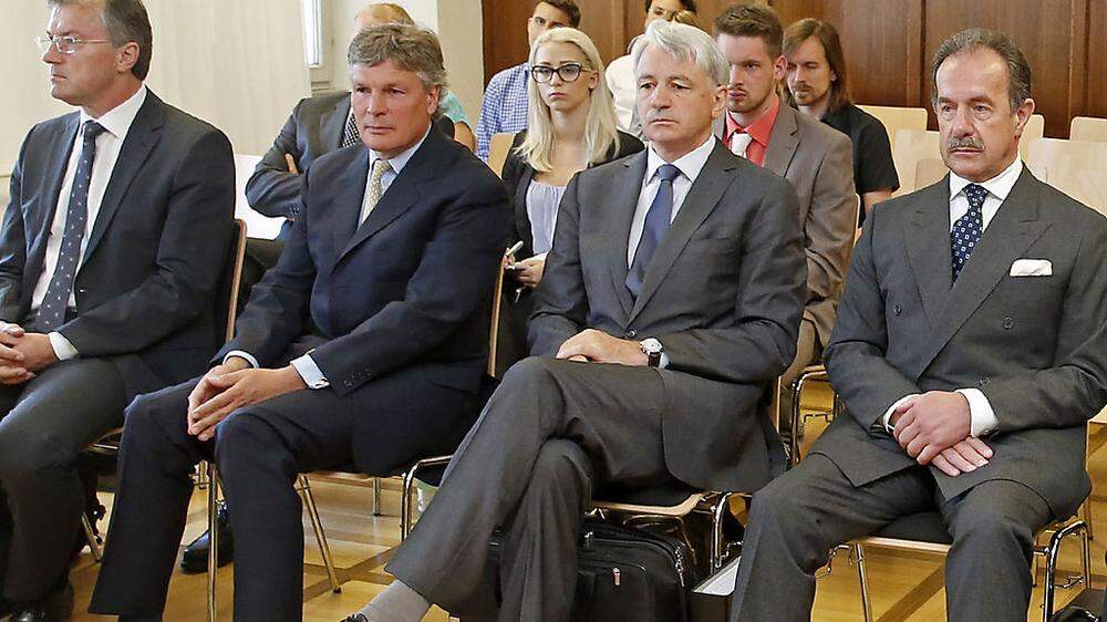Heinrich Pecina (rechts) legte ein  Geständnis ab. Wolfgang Kulterer, Tilo Berlin und Josef Kircher erklärten sich unschuldig