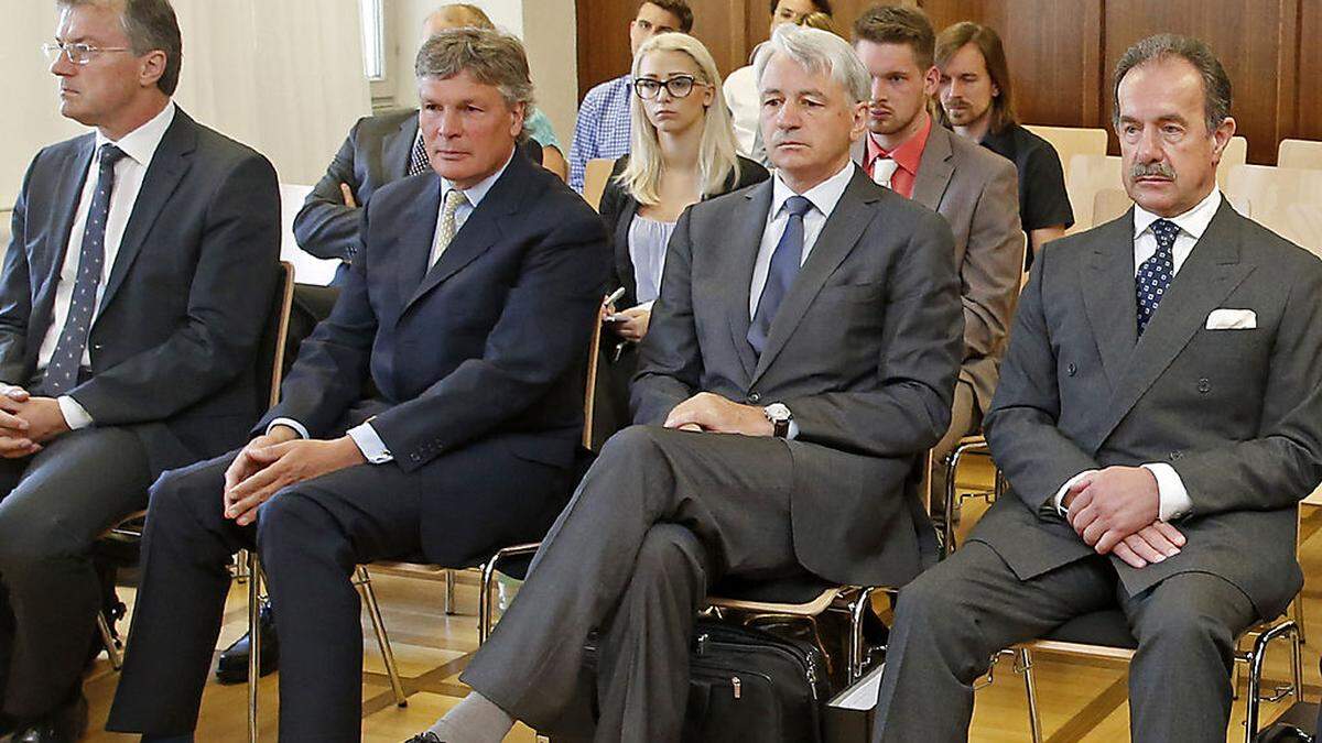 Heinrich Pecina (rechts) legte ein  Geständnis ab. Wolfgang Kulterer, Tilo Berlin und Josef Kircher erklärten sich unschuldig