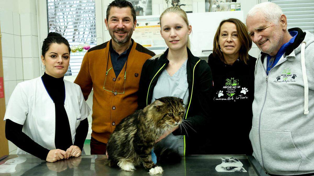 Arche-Noah-Obmann Karl Forstner (Zweiter von links) und sein Team haben im Lockdown viele Heimtiere vermittelt. Heuer soll der Großumbau starten