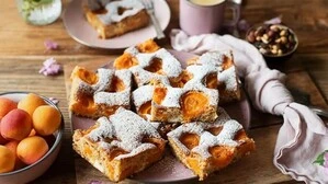 Die süß-säuerliche Note der Marille trifft bei diesem Kuchen auf die herbe, kräftige Geschmackswelt von Erdnüssen, Cashewkernen, Mandeln und Haselnüssen. 