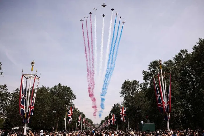 Einer der Höhepunkte des Fests: der Überflug von Militärflugzeugen und Hubschraubern der Royal Air Force über den Buckingham-Palast ...
