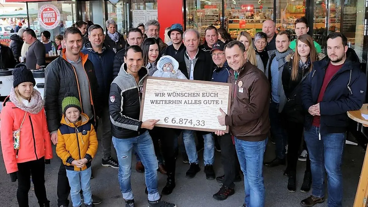 Daniel Düsenflitz und Michael Pammer (mit dem Scheck) freuten sich über die hohe Summ