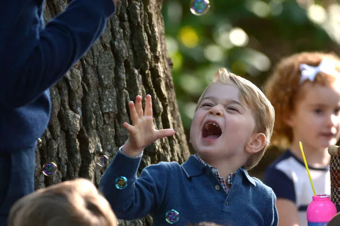 Kein Wunder, handelte es sich um eine Kinderparty mit Luftballons und Seifenblasen, die die Kinderaugen um die Wette strahlen ließen.