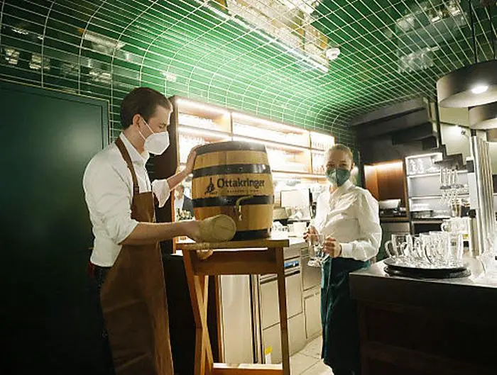 Ein Bier um 9 Uhr früh: Kanzler Kurz beim Bieranstich im Figlmüller