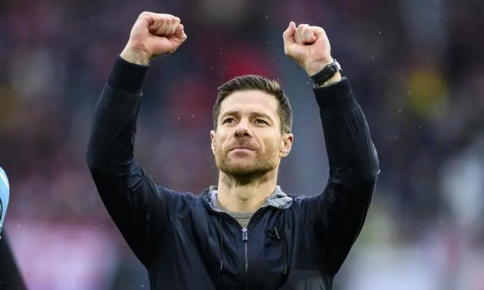 17.03.2024, Baden-Württemberg, Freiburg im Breisgau: Fußball: Bundesliga, SC Freiburg - Bayer Leverkusen, 26. Spieltag, Europa-Park Stadion. Leverkusens Trainer Xabi Alonso jubelt nach dem Spiel und bedankt sich bei den Fans für die Unterstützung. Foto: Tom Weller/dpa - WICHTIGER HINWEIS: Gemäß den Vorgaben der DFL Deutsche Fußball Liga bzw. des DFB Deutscher Fußball-Bund ist es untersagt, in dem Stadion und/oder vom Spiel angefertigte Fotoaufnahmen in Form von Sequenzbildern und/oder videoähnlichen Fotostrecken zu verwerten bzw. verwerten zu lassen. +++ dpa-Bildfunk +++