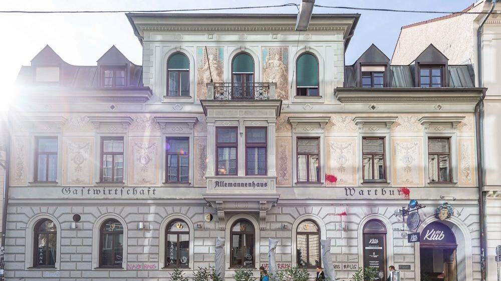 Das Allemannenhaus wurde schon im Juni 2021 mit Farbbeuteln beworfen (Archivfoto). Der damalige Schaden wurde auf mehrere Zehntausend Euro beziffert