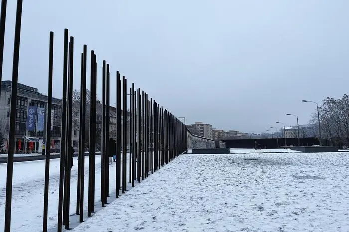 2024 jährt sich der Fall der Berliner Mauer zum 35. Mal. Grund genug, die Gedenkstätte und das Besucher- sowie Dokumentationszentrum der Berliner Mauer an der Bernauer Straße zu besuchen. Die Kälte der Jahreszeit verstärkt noch die Tragik dessen, was man dort an historischem Wissen erleben kann. Familien wurden zerrissen, sogar Kinder kamen beim Fluchtversuch ums Leben. Wer mit der Stasi kooperierte und Fluchtwege verriet, wurde entlohnt. Der Eintritt ist kostenlos.
