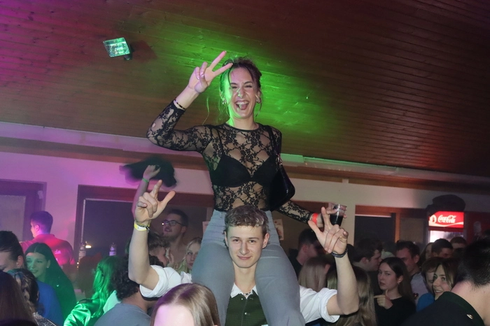 Klicken Sie sich durch die Bilder gut gelaunter Partybesucher.