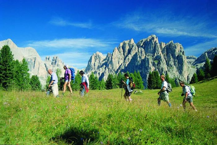 Wandern mit Blick auf den Latemar