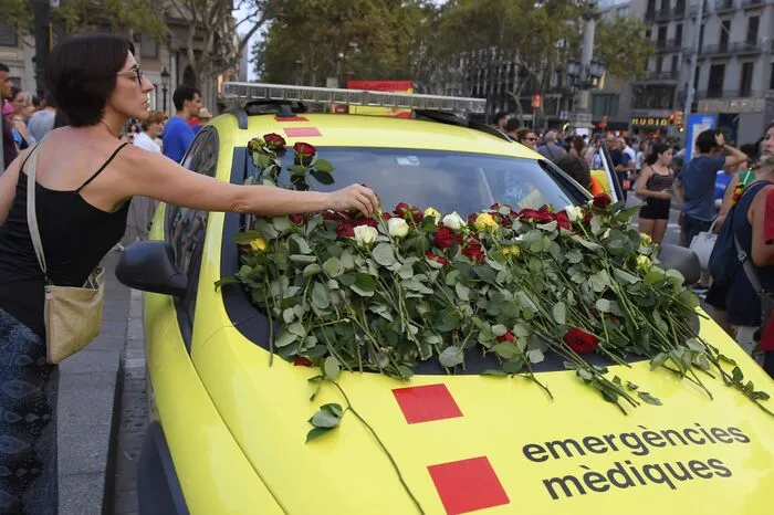 Angeführt wurde der Protestzug jedoch bewusst von Sanitätern, Polizisten, Feuerwehrleuten und Menschen an, die sich nach dem Attentat um die Verletzten gekümmert haben.