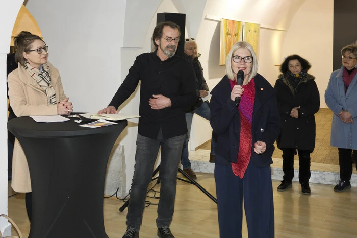 Kurator Ploschnitzingg bat die Ausstellerinnen einzeln vor den Vorhang.  