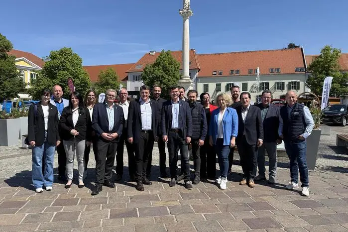 Gemeinsam mit dem Stadtmarketing-Team Barbara Wagner und Markus Jahn eröffneten Bürgermeister Franz Jost, Finanzstadtrat Dieter Siegl, WKO-Regionalstellenobmann Christian Sommerbauer und Regionalstellenleiterin Simone Pfeiffer die große Autoschau im Stadtzentrum.