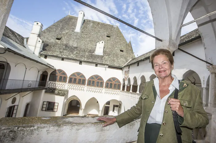 Dorothea Gruber ist eine von neun Eigentümern. Sie wuchs auf Schloss Frauenstein auf.