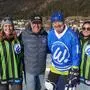 Zwei Frauen und zwei Männer bei einem Freiluft-Eishockey-Turnier | Beste Stimmung beim Pondhockey-Turnier am Weißensee (von links): Carmen Brüggler, Gerhard Brüggler, Christian Kresse und Laura Schott