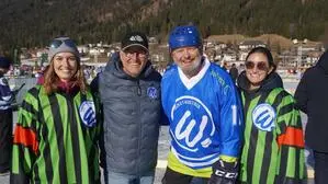 Zwei Frauen und zwei Männer bei einem Freiluft-Eishockey-Turnier | Beste Stimmung beim Pondhockey-Turnier am Weißensee (von links): Carmen Brüggler, Gerhard Brüggler, Christian Kresse und Laura Schott