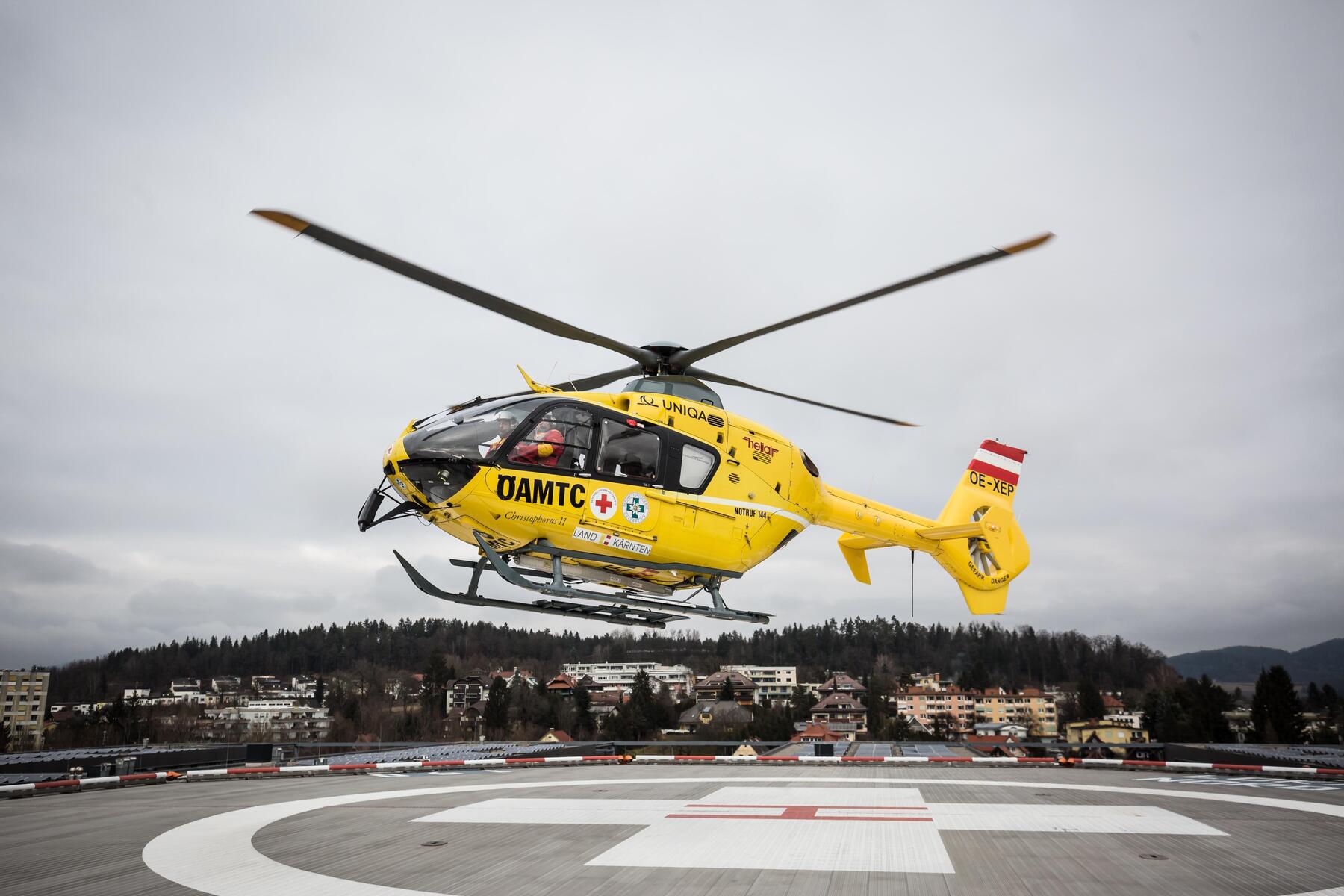 Schwer verletzt: Landwirt in Kärnten von Traktor gegen Säule gedrückt
