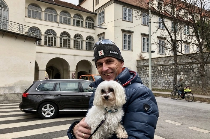 "Wir verbringen den Jahreswechsel mit Sicherheit daheim, da es auch für unsere Hunde sonst zu hektisch wird, mit all den Raketen und Böllern in der Innenstadt."
