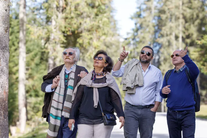 Mahmud Doulatabadi, hier im Bild mit seiner Gattin, Farhad Nadjafi (Österreichisches Kulturforum Teheran) und Peter Gruber, zeigte sich von der Berglandschaft rund um den Steirischen Bodensee äußerst beeindruckt.