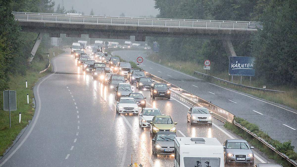 Im Starkregen im Stau vor dem Karawankentunnel