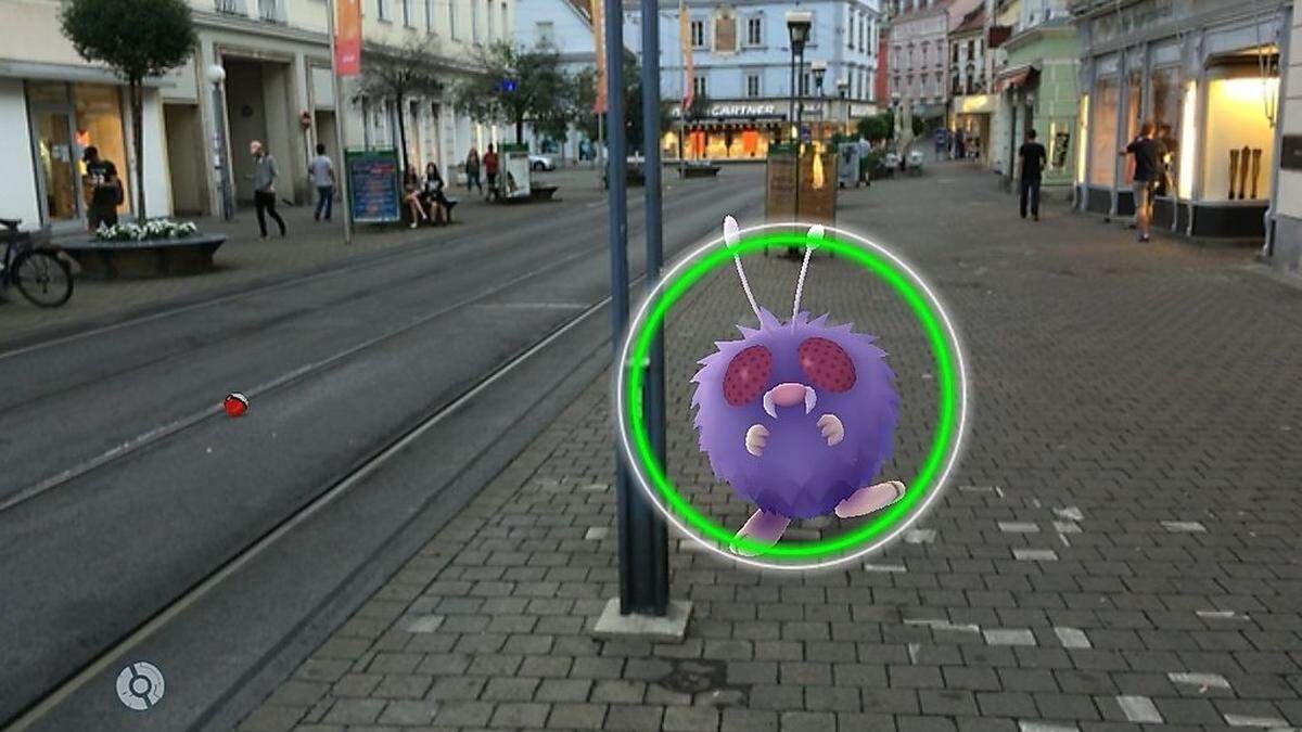 Durch das Handy-Display erscheinen verschiedene Pokémon auf der Straße