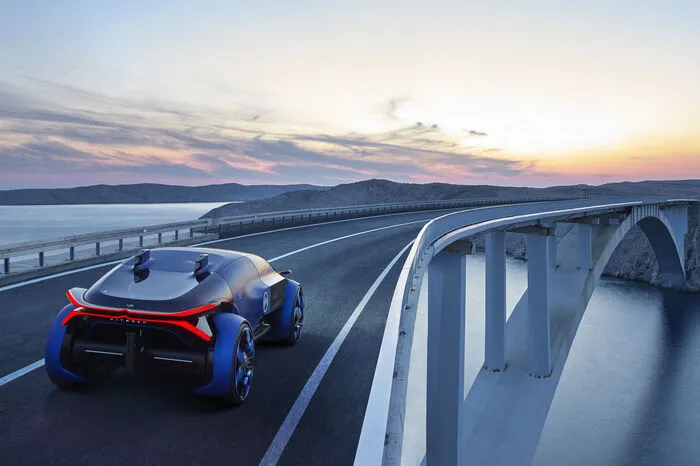Im Innenraum gibt es kein Kombiinstrument, stattdessen werden die Fahrinformationen über ein Head-up-Display mit Augmented Reality in die Windschutzscheibe projiziert. Zudem wird auf Touchscreens und Tasten verzichtet, weil der persönliche Assistent die Bedienung vereinfacht.