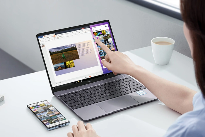 Huawei Share: Mit nur einem Knopfdruck wird aus deinem Smartphone und deinem Laptop eins – und das ganz ohne Internetverbindung. Übertrage deinen Smartphone-Bildschirm auf deinen Laptop und steuere gleich beide Geräte gleichzeitig per Maus und Tastatur. Dateien transferierst du so im Handumdrehen per Mausklick zwischen beiden Geräten – während du parallel mit deinen Freunden auf dem Smartphone kommunizierst.