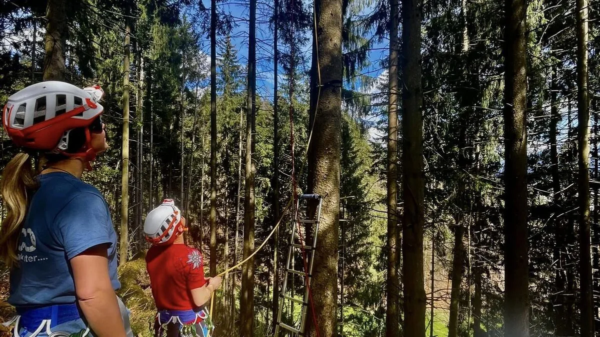 Bergretter holten den Mann gemeinsam mit der Alpinpolizei vom Baum