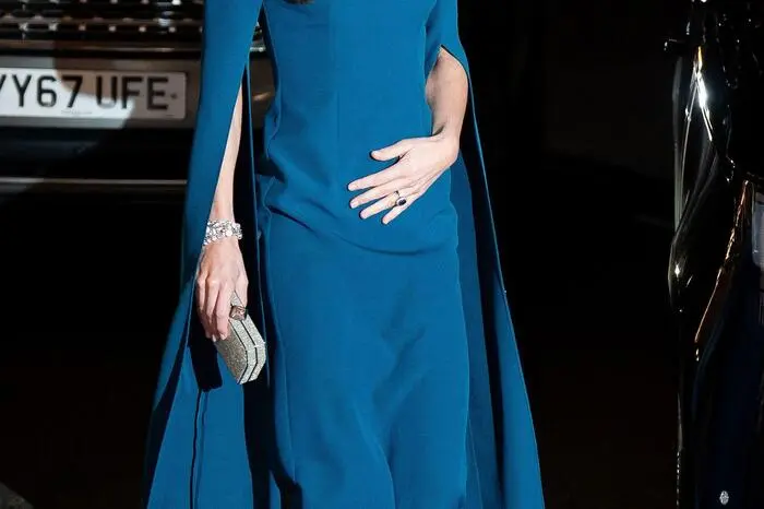 Was der Boulevardpresse dabei nicht entging: Die Prinzessin von Wales orientiere sich bei ihrer Kleiderwahl auffällig an einem früheren Outfit ihrer Schwägerin Meghan. Eventuell ein Seitenhieb, anlässlich des Ärgers um das eben erschienene Enthüllungsbuch „Endgame“?