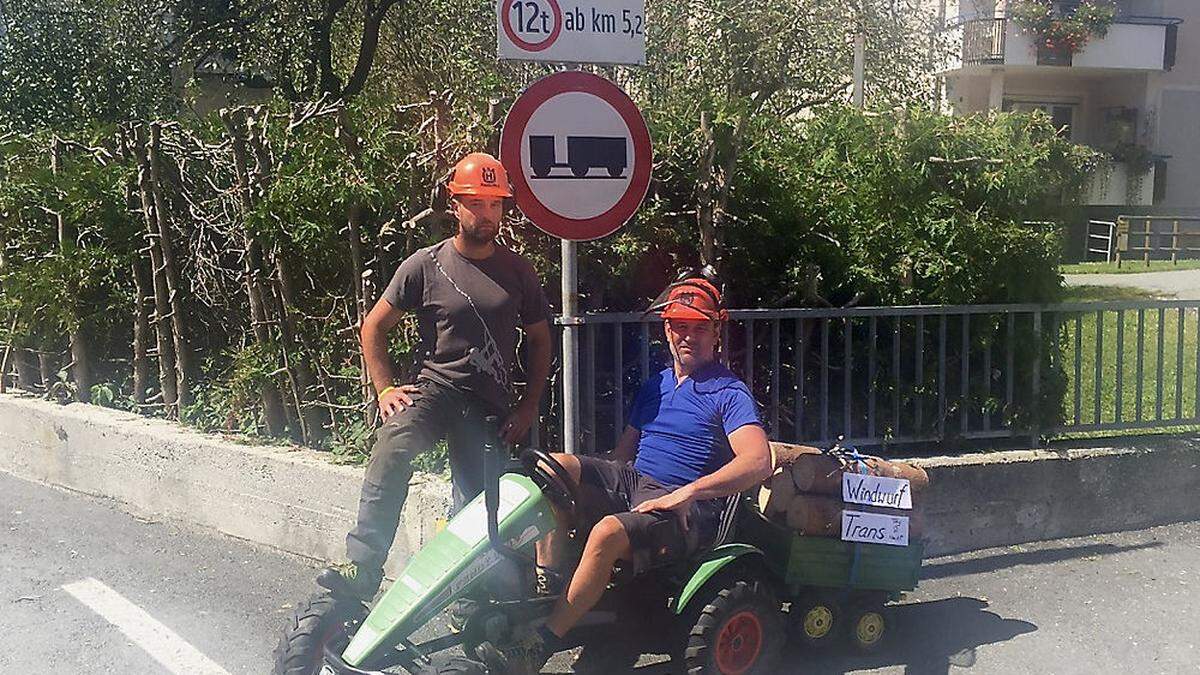 Mit einem Spielzeug- Kindertraktor unterstreichen Wolfgang Mauschitz und Christian Steinwender, die ausweglose Lage, in die sie durch die Gewichtsbeschränkungen gebracht werden