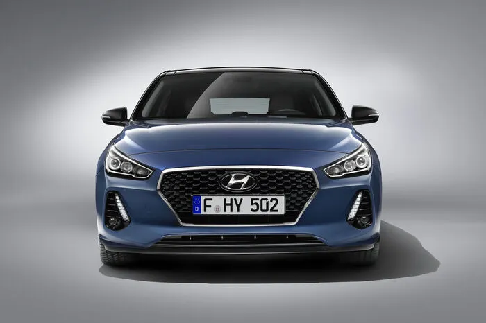 3. Fix ist jedenfalls, dass der i30 das erste Fahrzeug von Hyundai ist, das mit dem neuen Turbo-Benzinmotor, dem 1,4-Liter-T-GDI mit 140 PS daherkommt. Der Vierzylinder mit 1353 ccm Hubraum liefert 242 Nm Drehmoment und wird mit Sechs-Gang-Schaltgetriebe oder Sieben-Gang-Doppelkupplungstreibe angeboten. Bewährt hat sich bereits der 1,0-Liter-T-GDI-Motor mit 120 PS und 170 Newtonmetern, der mit einem manuellen Sechs-Gang-Schaltgetriebe gekoppelt ist. Zudem zählt der 1,4-Liter-MPI-Vierzylinder mit 100 PS zur Palette. Der 1,6-Liter-Vierzylinder-Turbodiesel tritt in drei Leistungsstufen an: mit 95, 110 und 136 PS. Der CO2-Ausstoß startet bei nur 89 Gramm pro Kilometer. Die Motoren sind entweder mit dem manuellen Sechs-Gang-Schaltgetriebe oder Sieben-Gang-Doppelkupplungsgetriebe kombiniert. Und natürlich gibt es für den i30 auch wieder die Fünf-Jahres-Garantie ohne Kilometerbegrenzung.