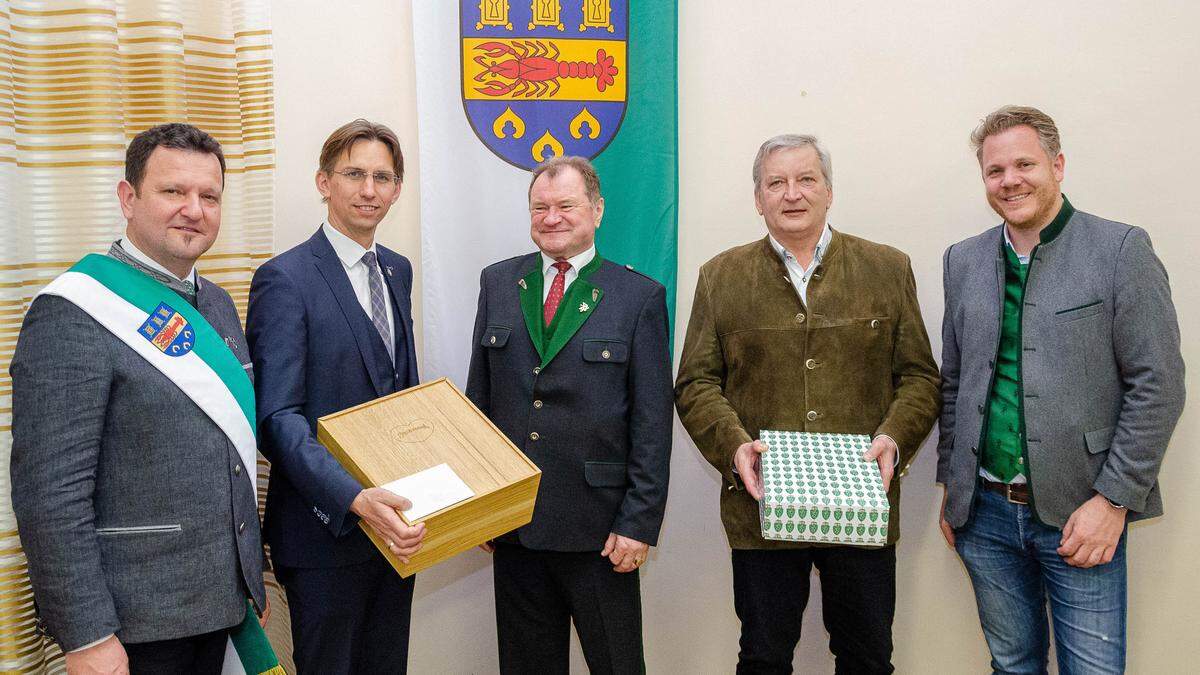 Manfred Sunko (links) muss sich noch einmal der Wahl zum Bürgermeister von Ragnitz stellen. Vorgänger Rudolf Rauch (3.v.l.) bleibt Ehrenbürger