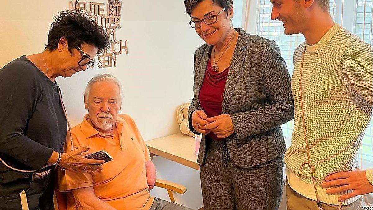 Monika Herrnegger von der Diakonie, Beate Prettner, Voice-Entwickler Marcel Schmidberger mit einem Patienten