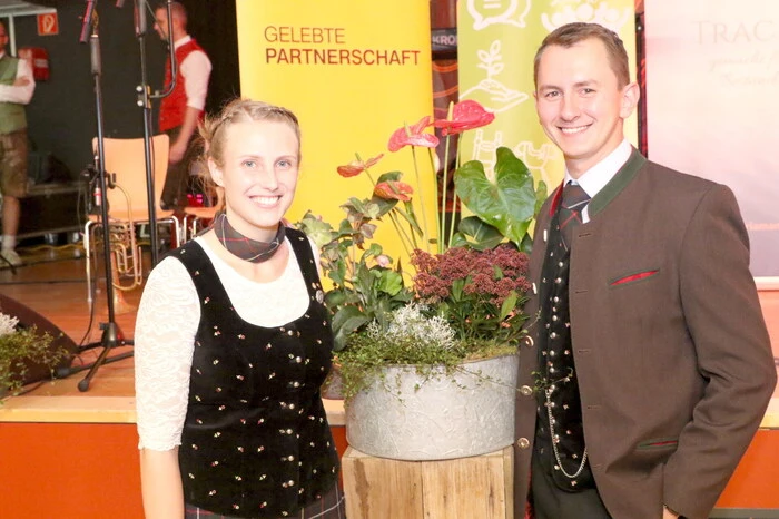 Dieser wurde am Samstagabend von Landesrat Martin Gruber anlässlich des 27. Bezirks-Landjugendballs übergeben, zu dem der LJ-Bezirksvorstand unter Bezirksobmann Karl Scheiber und Bezirksleiterin Laura Zwischenberger (Foto) geladen hatte. 