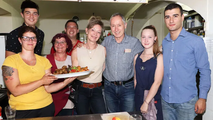Das "Kreuzwirstleut-Team" am Foto von Links: Bianca Gütl, Maxi Steiner, Lisi Gütl, Patrik Scheiber, Heidi Scheiber und Walter Scheiber, Leonie Rauter und Leri Naglatze.