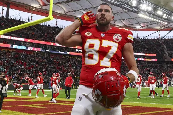 NFL, American Football Herren, USA Frankfurt Games-Miami Dolphins at Kansas City Chiefs Nov 5, 2023 Frankfurt, Germany,  Kansas City Chiefs tight end Travis Kelce 87 reacts to fans before an NFL International Series game against the Miami Dolphins at Deutsche Bank Park. Frankfurt Deutsche Bank Park Hessen Germany, EDITORIAL USE ONLY PUBLICATIONxINxGERxSUIxAUTxONLY Copyright: xNathanxRayxSeebeckx 20231105_nrs_fo8_00032