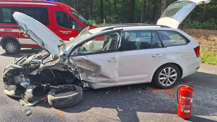Der Lkw-Fahrer kam der verletzten Frau im Kombi zu Hilfe