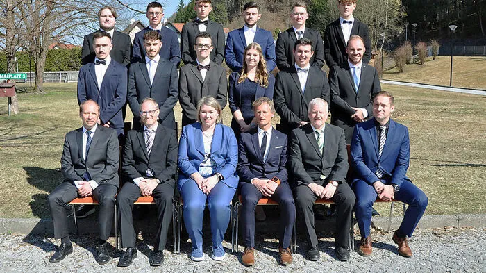 Elf Absolventen, eine Absolventin und die Führung der HTL Kapfenberg