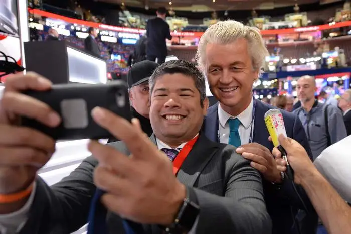 Der niederländische Rechtspopulist Geert Wilders äußerte unter Bezug auf Präsidentschaftsbewerber Donald Trump die Hoffnung, dass sich in den USA wie Europa ein gleicher neuer Typus von Führungspolitiker etabliert. Er und der Brexit-Befürworter Nigel Farage wollten sich Trumps offizielle Nominierung nicht entgehen lassen.