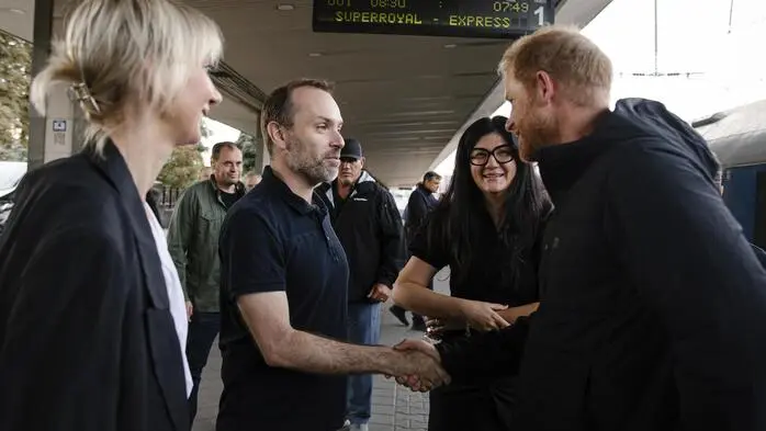 Erst traf er seinen Vater in London, nur kurze Zeit später flog Prinz Harry überraschend nach Kiew: Sein Ziel? Die Unterstützung verwundeter Soldaten.