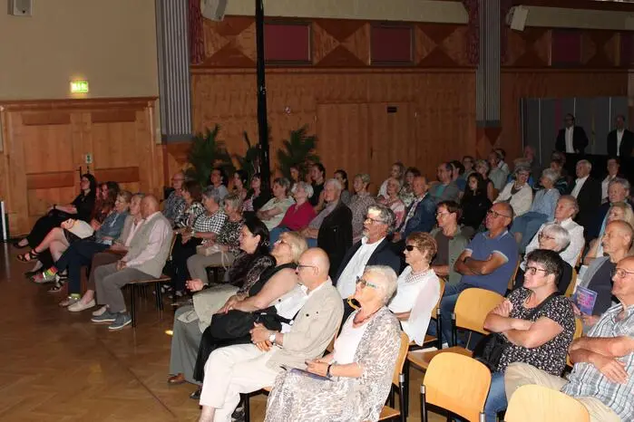 Am Montag, 8. und Dienstag, 9. Juni 2026 gibt es weitere Konzerte mit Beginn um 17:30 beziehungsweise 19:30 Uhr. Karten sind kostenlos unter 0316 37 61 61 erhältlich.