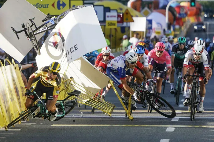 ...waren verwickelt: Dylan Groenewegen (in der Zwischenzeit von der Tour suspendiert) drängte Fabio Jakobsen ab, der krachte in die Banden, überschlug sich und erlitt schwerste Verletzungen.