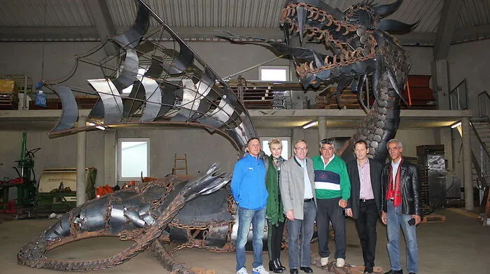 Fernando Crespo (4. von links) gestaltete den mehr als sechs Meter langen Drachen